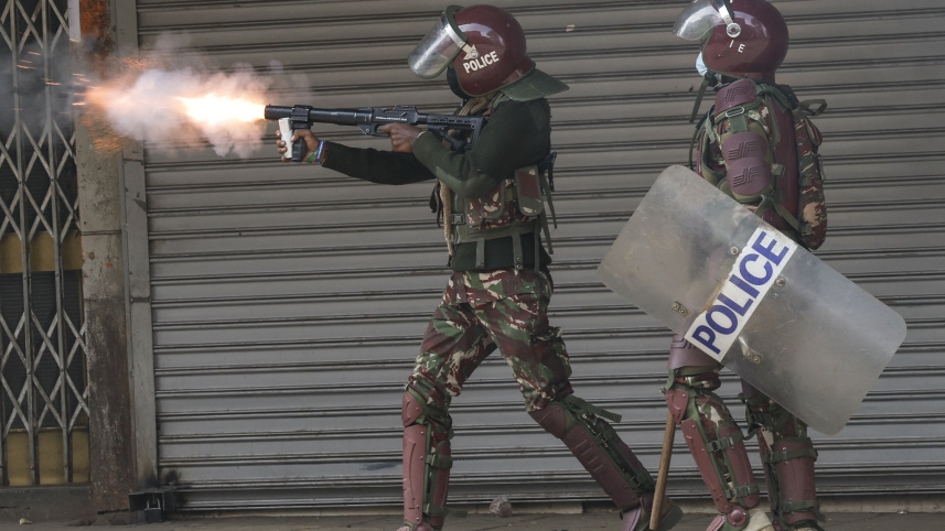 কেনিয়ায় বিক্ষোভকারীদের উদ্দেশে টিয়ার গ্যাস শেল ছুঁড়ছে পুলিশ। ছবি: এএফপি