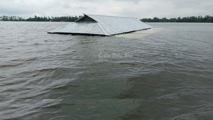 ছবিতে বন্যার পানিতে ডুবন্ত যে ঘরটি দেখা যাচ্ছে সেটি একটি প্রাথমিক বিদ্যালয়। এর অবস্থান কুড়িগ্রাম সদর উপজেলার মোগলবাসা ইউনিয়নের কৃষ্ণপুর গ্রামে। 