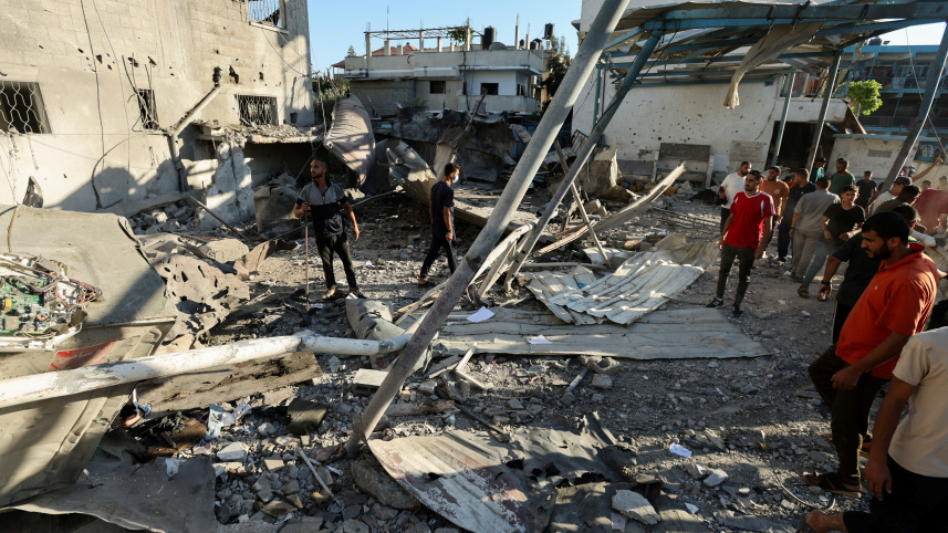 জাতিসংঘ পরিচালিত স্কুলে বিমান হামলার পর ধ্বংসযজ্ঞ দেখছেন ফিলিস্তিনিরা। ছবি: রয়টার্স