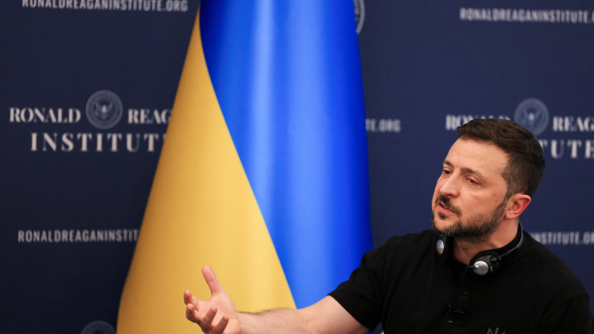 ন্যাটো সম্মেলনের সাইডলানে বক্তব্য রাখছেন জেলেন্সকি। ছবি: রয়টার্স