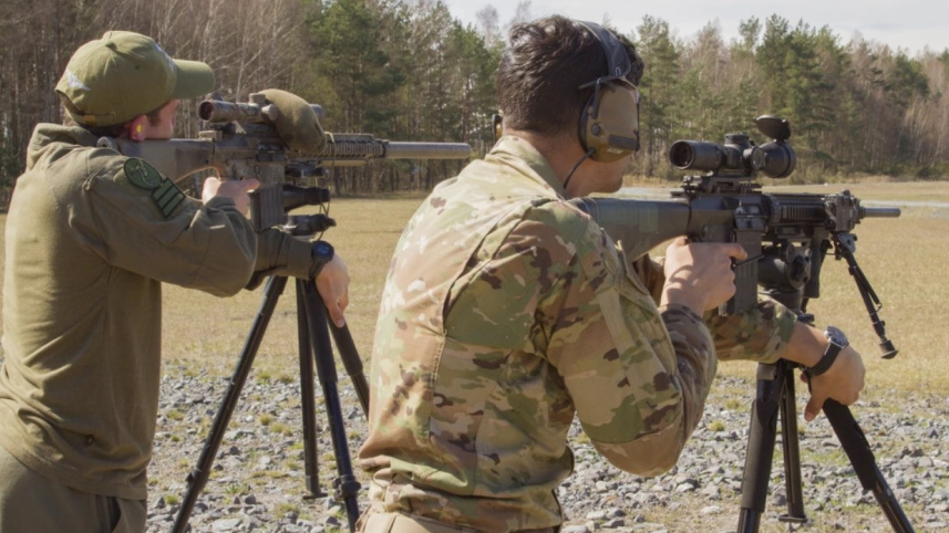 মার্কিন স্নাইপারের কাছ থেকে প্রশিক্ষণ নিচ্ছেন ইসরায়েলি স্নাইপার। ছবি: আইডিএফ