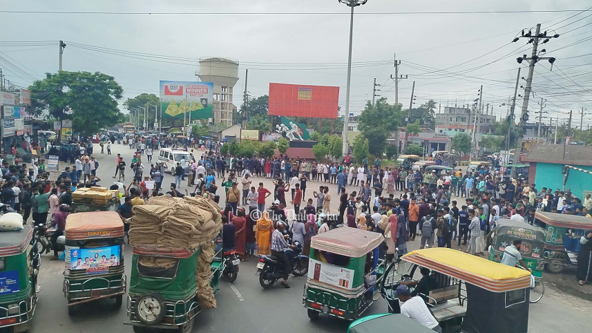 খুলনা-যশোর মহাসড়কের নতুন রাস্তা মোড় অবরোধ শিক্ষার্থীদের