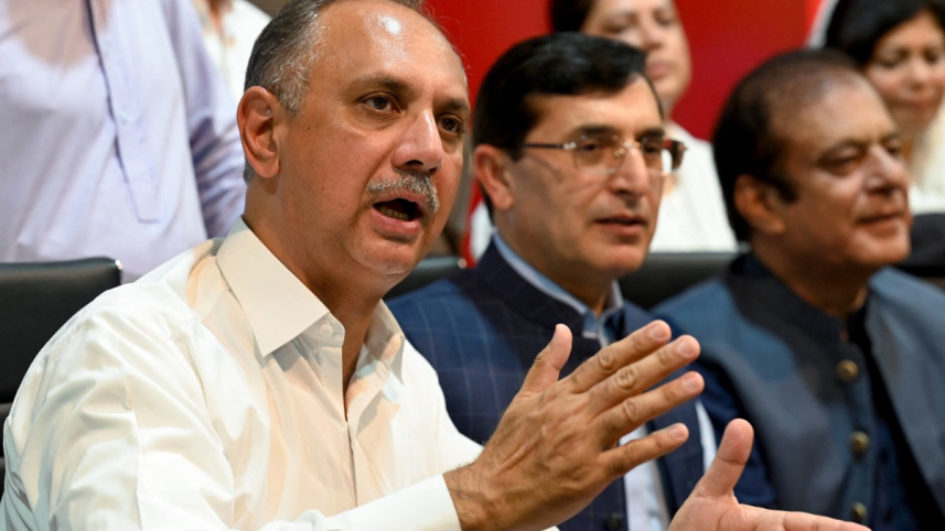 বিরোধীদলীয় নেতা ও ইমরান খানের মন্ত্রিসভার সাবেক সদস্য ওমর আইয়ুব খান ও অন্যান্য নেতারা সংবাদ সম্মেলনে বক্তব্য রাখছেন। ছবি: রয়টার্স