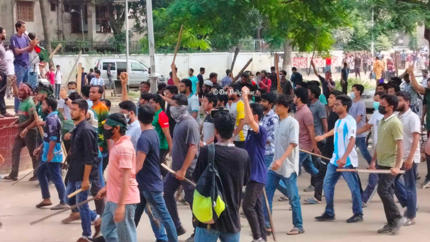 কেন্দ্রীয় শহীদ মিনারে আন্দোলনকারীরা জড়ো হচ্ছেন