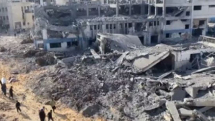 গাজা সিটিতে অবস্থিত ফিলিস্তিনে জাতিসংঘের শরণার্থী বিষয়ক সংগঠন ইউএনআরডব্লিউএ'র সদরদপ্তরে হামলা চালিয়ে ভবনটি ভেঙে দিয়েছে ইসরায়েলি সেনাবাহিনী। ছবি: এক্স থেকে সংগৃহীত