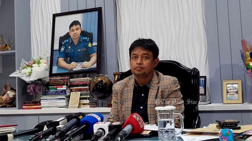 জামায়াত-শিবির আন্দোলনকে ভিন্ন দিকে নেওয়ার চেষ্টা করছে: ডিবি প্রধান