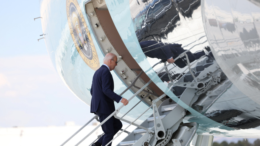 করোনায় আক্রান্ত হলেও মাস্ক না পরেই উড়োজাহাজে ওঠেন বাইডেন। ছবি: রয়টার্স