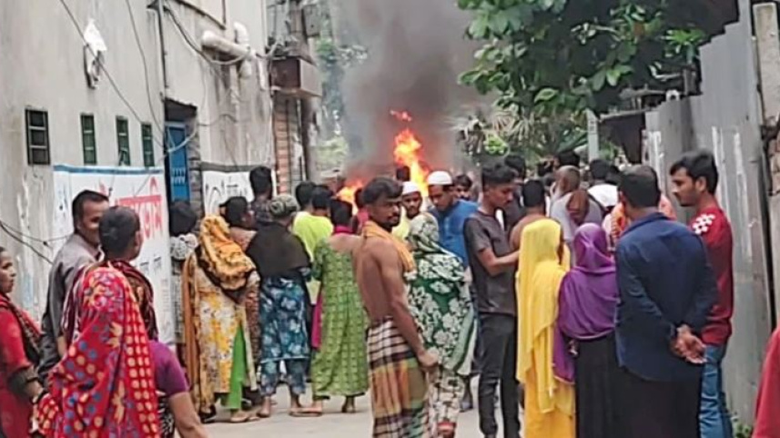 বিজিবির গাড়িতে আগুন