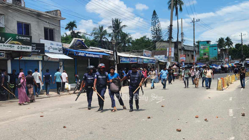 নাটোরে শিক্ষার্থীদের সঙ্গে ছাত্রলীগ ও পুলিশের ধাওয়া-পাল্টা ধাওয়া, আহত ৬