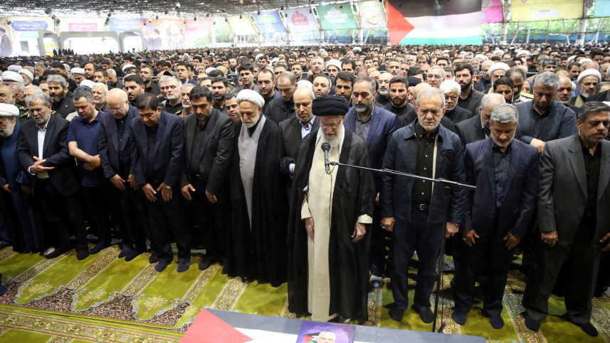 হানিয়ার জানাজা পড়াচ্ছেন খামেনি। ছবি: রয়টার্স