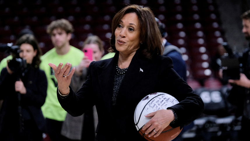 নির্বাচনী প্রচারণায় কমলা হ্যারিস। ছবি: রয়টার্স