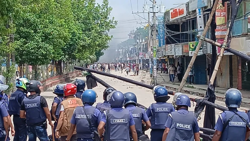 পুলিশ ও আন্দোলনকারীদের সংঘর্ষ