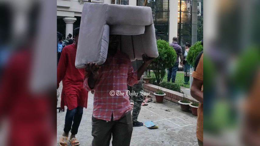 ঢাকার পুলিশ সুপারের বাসভবন ও মিনিস্টারস অ্যাপার্টমেন্টে হামলা, আসবাব লুট
