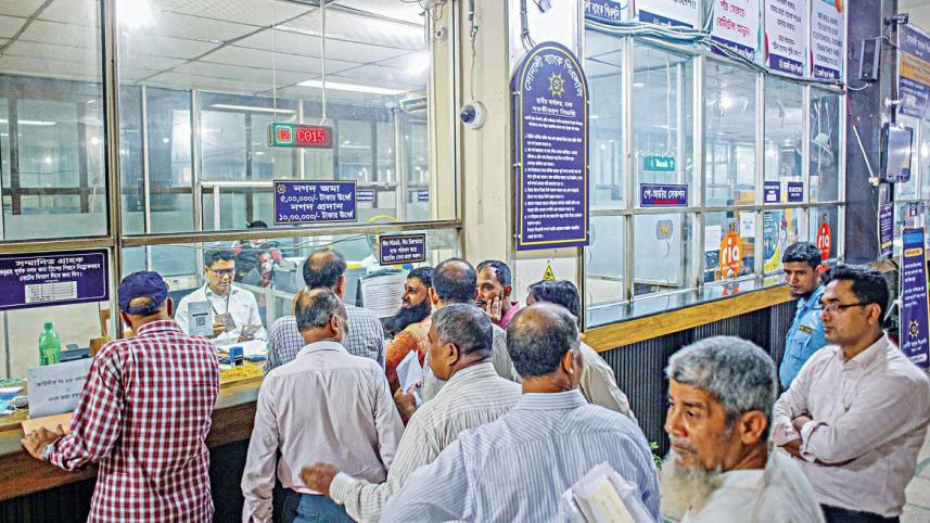 নগদ টাকার সংকটে ব্যবসায়ীরা