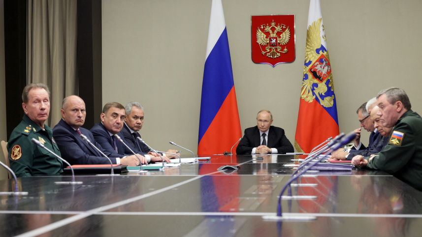 নিরাপত্তা কর্মকর্তাদের সঙ্গে বৈঠকে পুতিন। ছবি: রয়টার্স