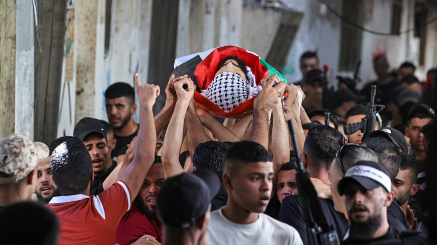 ইসরায়েলি হামলায় নাবলুসে নিহত এক ফিলিস্তিনি ব্যক্তির মরদেহ নিয়ে যাচ্ছেন নিকটজনরা। ছবি: রয়টার্স (১৪ আগস্ট, ২০২৪)