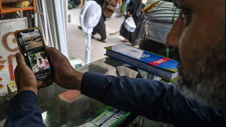 ইসলামাবাদের বাজারে ভিপিএন দিয়ে 'নিষিদ্ধ' এক্স ব্যবহার করছেন এক পাকিস্তানি ব্যবসায়ী। ছবি: এএফপি