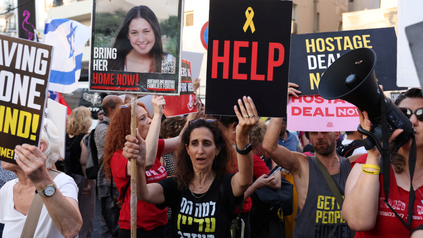 ব্লিঙ্কেনের হোটেলের বাইরে ইসরায়েলিরা জিম্মি মুক্তির দাবি জানাচ্ছেন। ছবি: রয়টার্স (১৯ আগস্ট, ২০২৪)