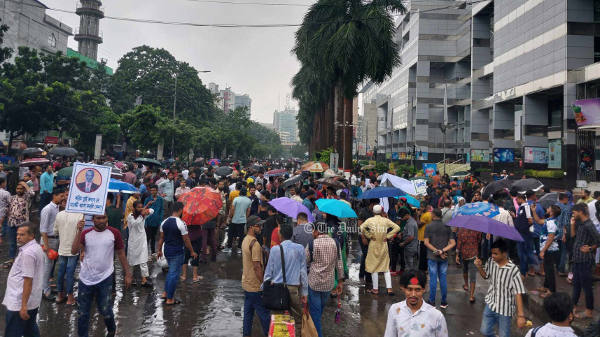 বসুন্ধরা শপিংমলের দোকান মালিক ও কর্মচারীদের বিক্ষোভ। ছবি: প্রবীর দাশ/ স্টার