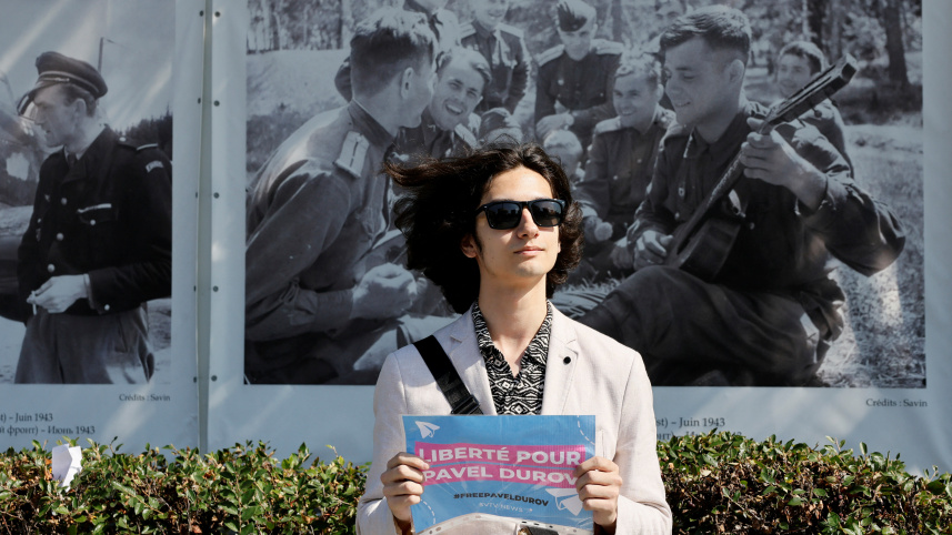 পাভেল দুরভকে মুক্তির দাবিতে মস্কোর ফরাসি দূতাবাসের সামনে বিক্ষোভ। ছবি: রয়টার্স