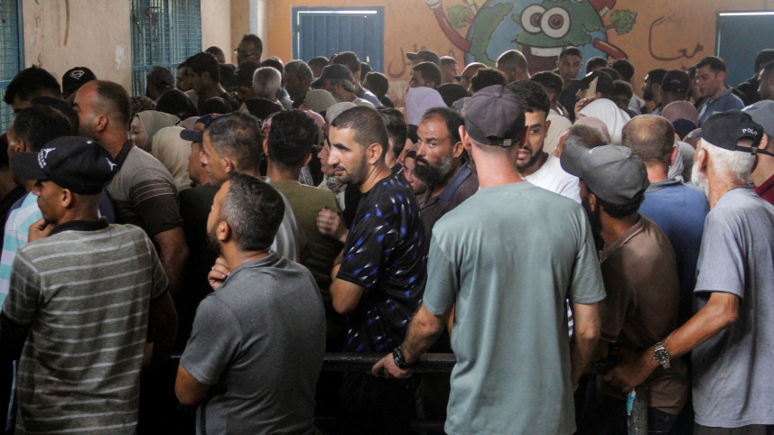 উত্তর গাজার জাবালিয়া ক্যাম্পে জাতিসংঘের দেওয়া ত্রাণ নিতে মানুষের ভীড়। ফাইল ছবি: রয়টার্স