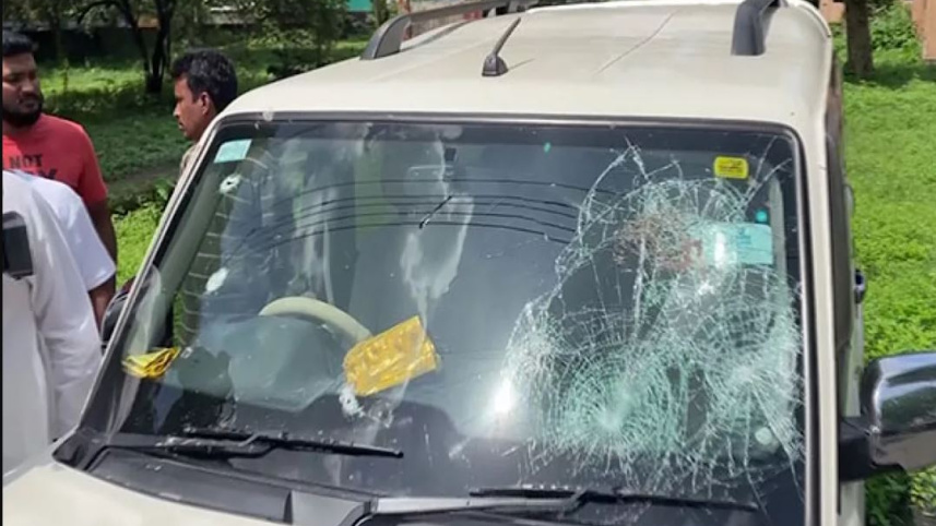 সংঘর্ষের সময় গাড়ি ভাঙচুর হয়। ছবি: স্টেটসম্যান