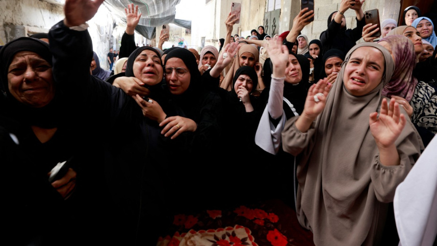 পশ্চিম তীরের বিমানহামলায় নিহত ফিলস্তিনিদের স্বজনদের আহাজারি। ছবি: এএফপি 