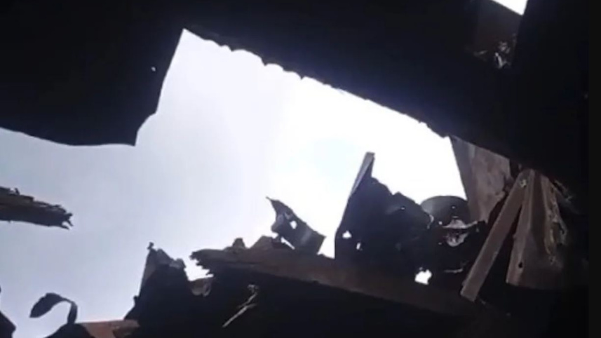 ড্রোন হামলায় একটি বাড়ির ছাদ ক্ষতিগ্রস্ত হয়। ছবি: সংগৃহীত