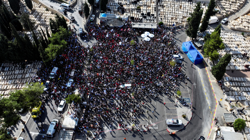 এক নিহত জিম্মির শেষকৃত্যে অংশ নেন হাজারো ইসরায়েলি। ছবি: রয়টার্স