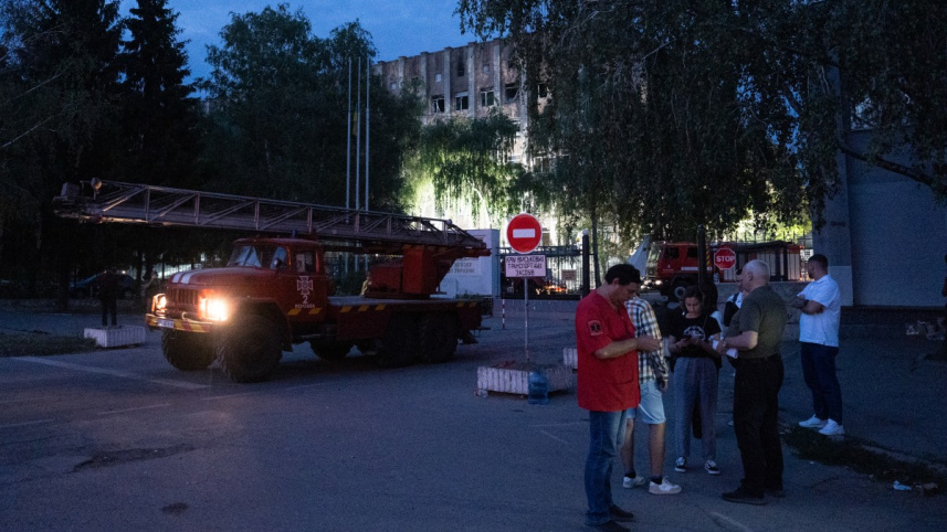 পোলতাভার এই সামরিক প্রশিক্ষণকেন্দ্রে ক্ষেপণাস্ত্র হামলা করেছে রাশিয়া। ছবি: এএফপি
