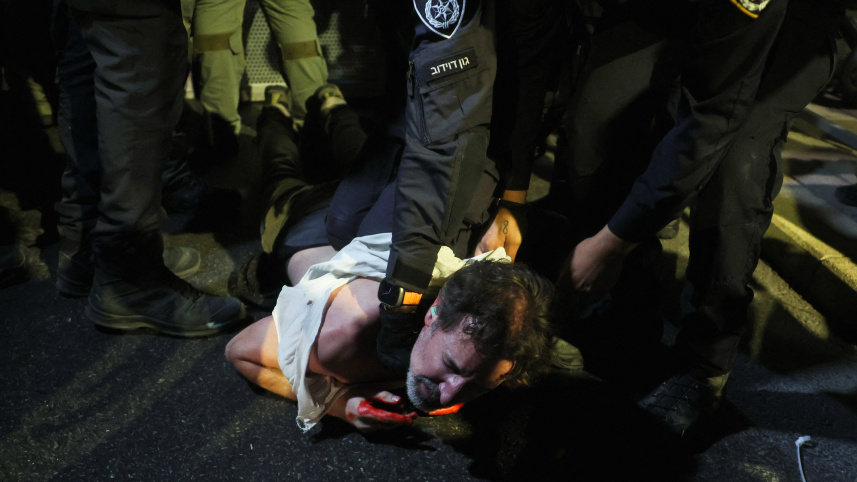 জেরুজালেমে বিক্ষোভের সময় এক বিক্ষোভকারীকে আটক করে পুলিশ। ছবি: রয়টার্স