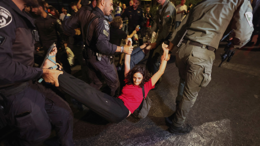 জেরুজালেমে বিক্ষোভের সময় এক বিক্ষোভকারীকে আটক করে পুলিশ। ছবি: রয়টার্স