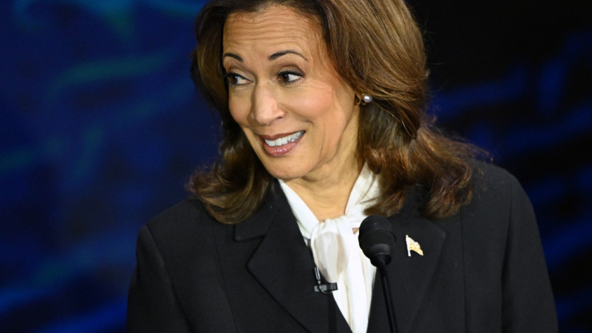 হাসিমুখে ট্রাম্পের খ্যাপাটে কথাবার্তার জবাব দেন কমলা। ছবি: এএফপি