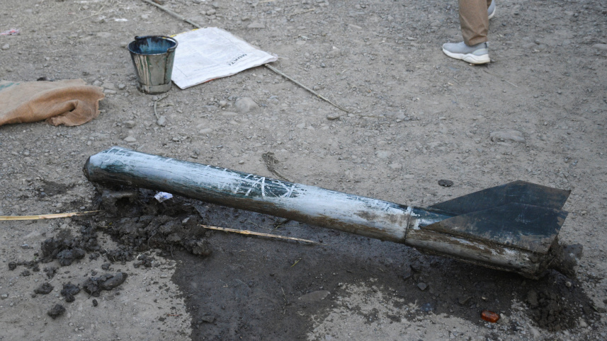 মণিপুরে জঙ্গি হামলায় ব্যবহৃত স্টিংগার রকেটের ধংসাবশেষ। ছবি: রয়টার্স