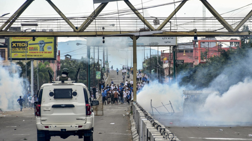 মণিপুরে বিক্ষোভে বাধা দেওয়ার চেষ্টা করছে পুলিশ। ছবি: রয়টার্স 
