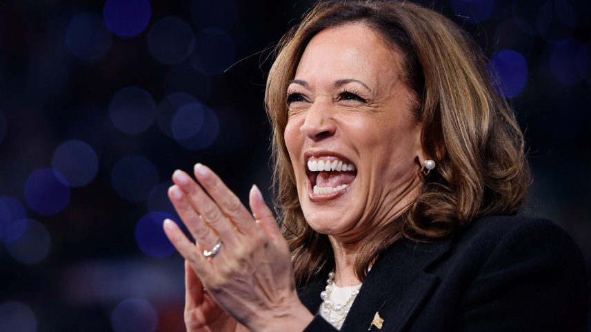 নর্থ ক্যারোলাইনার গ্রিনসবরোতে প্রচারণা চালাচ্ছেন কমলা। ছবি: রয়টার্স