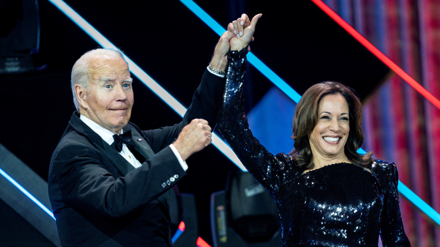 ওয়াশিংটনে কৃষ্ণাঙ্গদের কংগ্রেশনাল ককাস ফাউন্ডেশন আয়োজিত নৈশভোজে জো বাইডেন ও কমলা হ্যারিস। ছবি: রয়টার্স