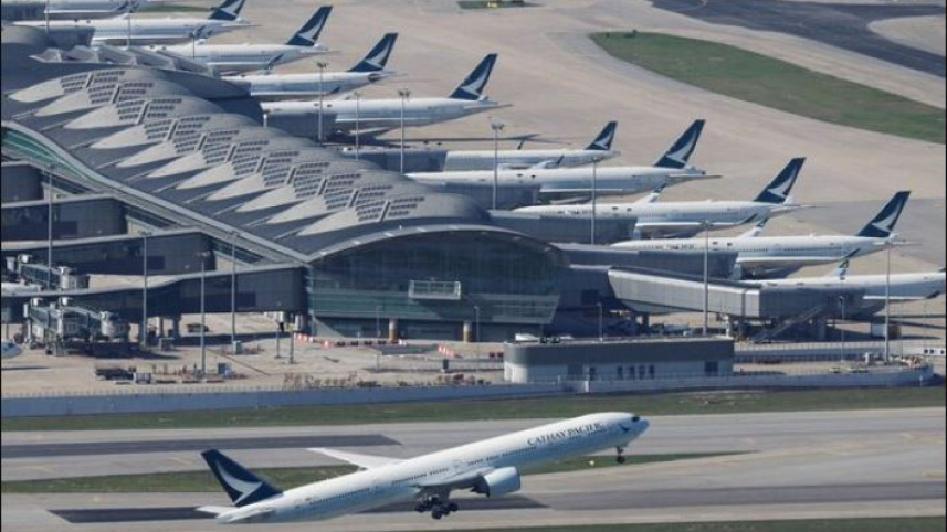 হংকং বিমানবন্দরে ক্যাথে প্যাসিফিক এয়ারলাইন্সের উড়োজাহাজ। ফাইল ছবি: রয়টার্স