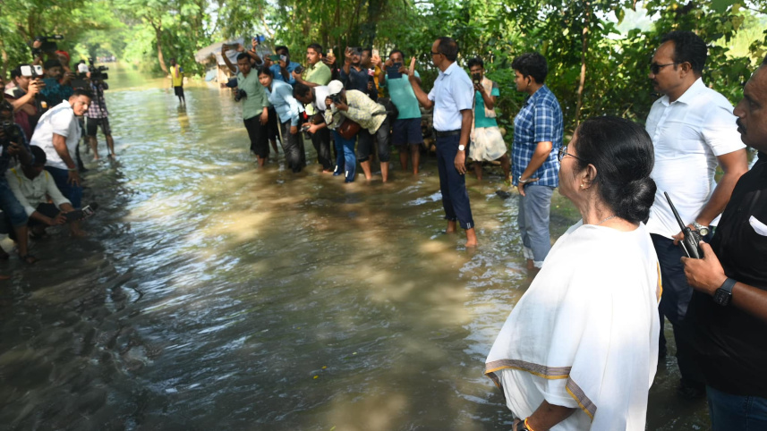 পশ্চিমবঙ্গে বন্যাকবলিত এলাকা পরিদর্শনে মুখ্যমন্ত্রী মমতা। ছবি: মমতার ভেরিফায়েড ফেসবুক পেজ থেকে সংগৃহীত