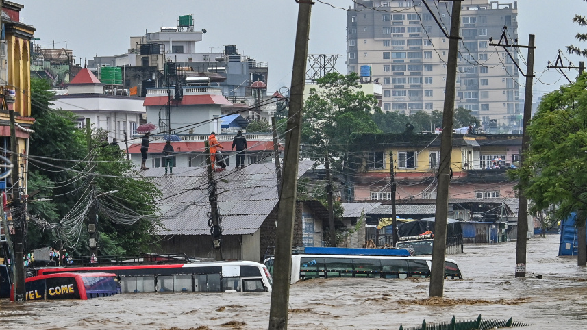 বন্যার পানিতে ডুবে গেছে কাঠমান্ডুতে। ছবি: এএফপি