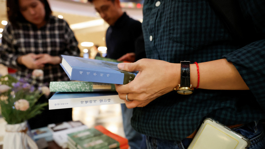দক্ষিণ কোরিয়ার একটি বইয়ের দোকানে হান কাং এর বই দেখছেন ক্রেতারা। ছবি: রয়টার্স