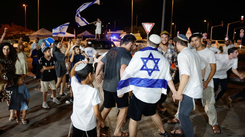 সিনওয়ারের মৃত্যুতে তেল আবিবে আনন্দ প্রকাশ করছে ইসরায়েলিরা। ছবি: রয়টার্স