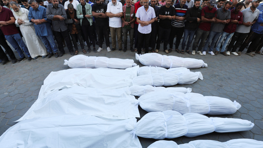 দেইর আল বালাহ অঞ্চলে ইসরায়েলি হামলায় নিহতদের জানাজা পড়ানো হচ্ছে। ছবি: রয়টার্স