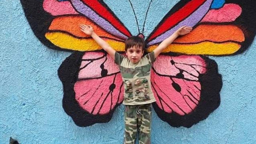 বাগদাদেদ দেওয়ালে আলি খলিফা  ও বাটারফ্লাই এফেক্টের আঁকা ম্যুরাল। ছবি: সংগৃহীত