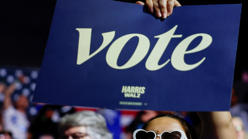 এবারের নির্বাচনে লড়ছেন কমলা হ্যারিস ও ডোনাল্ড ট্রাম্পের মতো শক্তিশালী দুই প্রার্থী। প্রতীকী ছবি: রয়টার্স