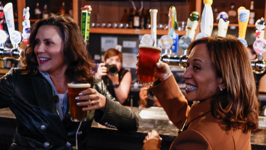 নির্বাচনী প্রচারণার অংশ হিসেবে বারে বসে বিয়ার খাচ্ছেন কমলা। ছবি: রয়টার্স