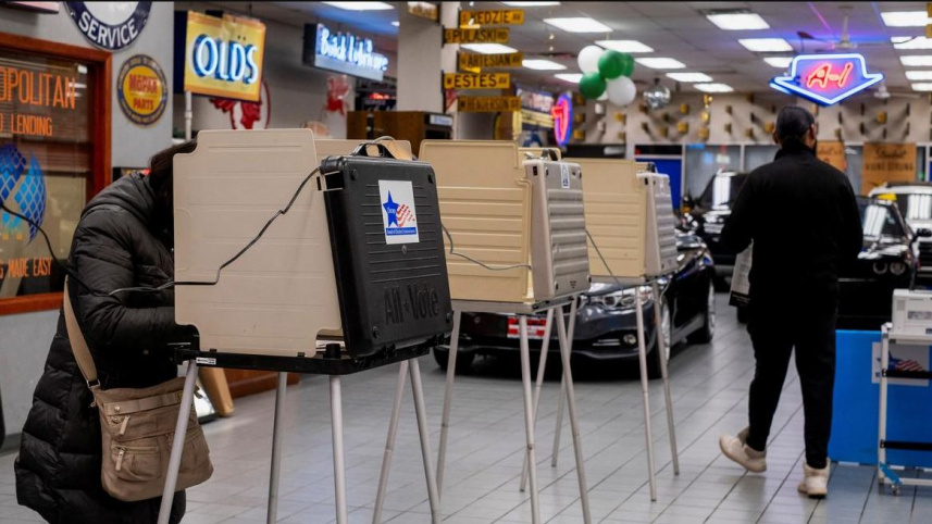 গাড়ির শোরূমও ভোটকেন্দ্র। ছবি: ডয়চে ভেলে