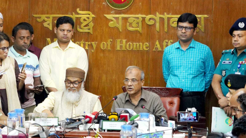 স্বরাষ্ট্র উপদেষ্টা মো. জাহাঙ্গীর আলম চৌধুরী ইজতেমার দিন ঘোষণা করছেন। ছবি: সংগৃহীত