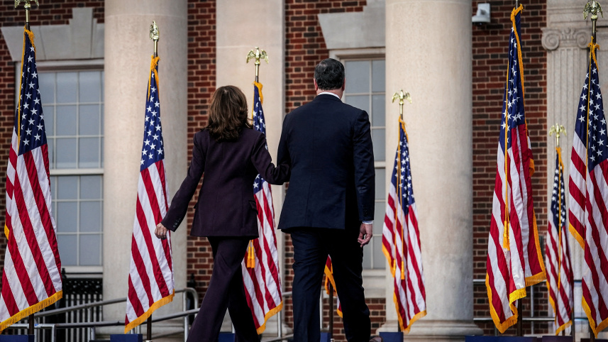 পরাজয় মেনে বক্তব্য দিয়ে মঞ্চ ছেড়ে যাচ্ছেন কমলা হ্যারিস। সঙ্গে তার জীবনসঙ্গী ডোগ এমহফ। ছবি: রয়টার্স