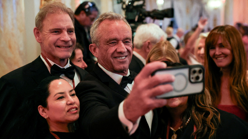 মার আ লাগোর এক অনুষ্ঠানে ভক্তদের সঙ্গে সেলফি তুলছেন কেনেডি জুনিয়র। ফাইল ছবি: রয়টার্স